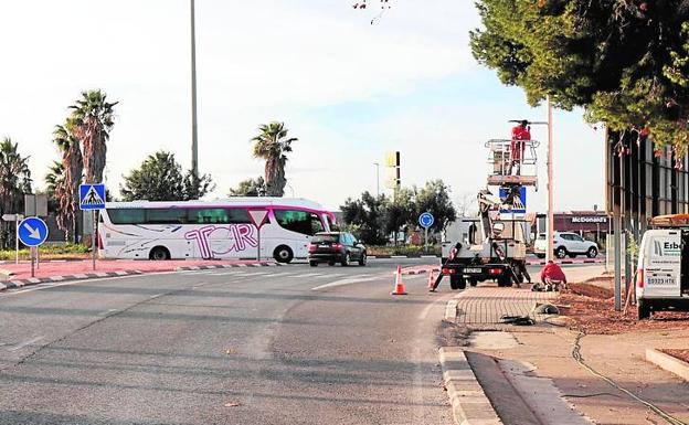 Mejoran el alumbrado vial y aéreo en la rotonda de acceso desde la CV-33