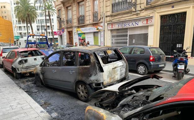 Un pirómano prende fuego a diez coches con pastillas de barbacoa en Ruzafa
