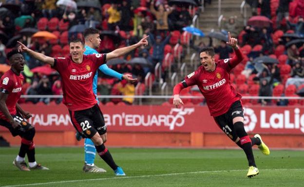 El Mallorca se da un festín ante un Valencia irreconocible