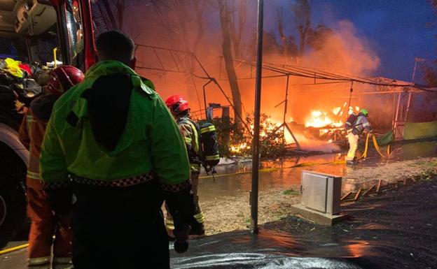 El temporal incomunica Moixent, causa cortes de caminos en Cullera, un incendio en un camping de Sueca y la nieve colapsa parte de la Costera