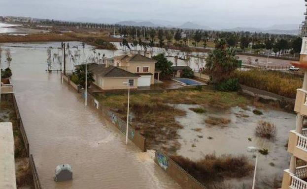 El temporal en Castellón deja Almenara sin paseo marítimo y el agua sobrepasa la playa de Moncófar