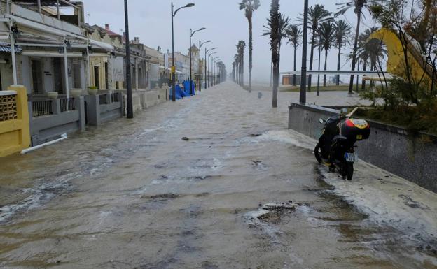 Rescatan a una anciana de 88 años de su casa inundada en Rafelguaraf