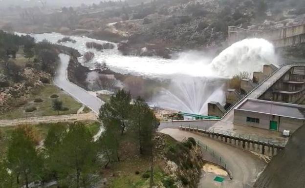 Desembalse masivo en la presa de Bellús