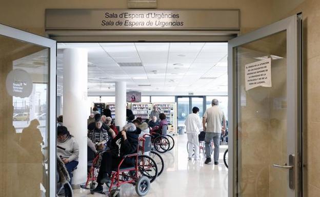 La gripe repunta en la Comunitat mientras los médicos denuncian el adelanto de altas por falta de camas