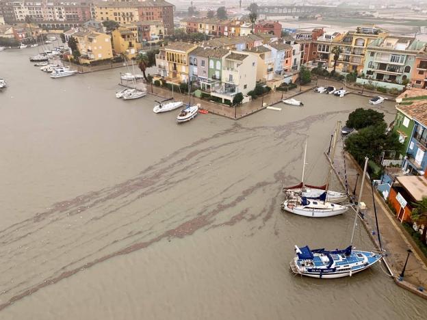 La lluvia asedia el embarcadero de Port Saplaya y cierra el acceso a Mislata