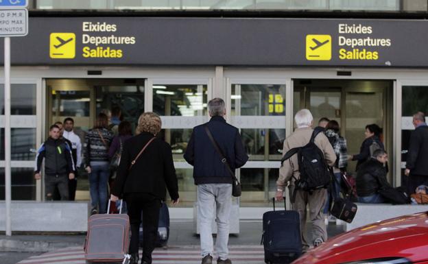 Interceptan en el aeropuerto de Valencia una maleta llena de bolsas de agua con 26 kilos de angulas