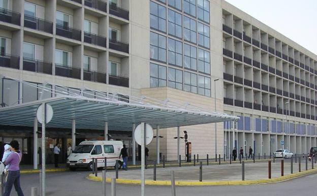 Enfermeros denuncian problemas de saturación en el hospital de la Ribera, el Arnau de Vilanova, el General de Alicante y el de Elda