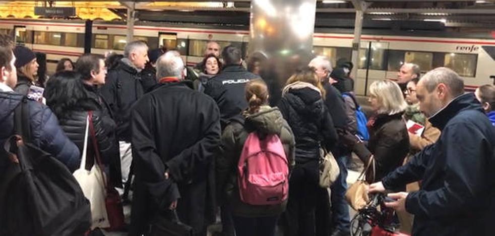 Los retrasos de un tren de Cercanías acaban con una intervención de la policía en la Estación del Norte