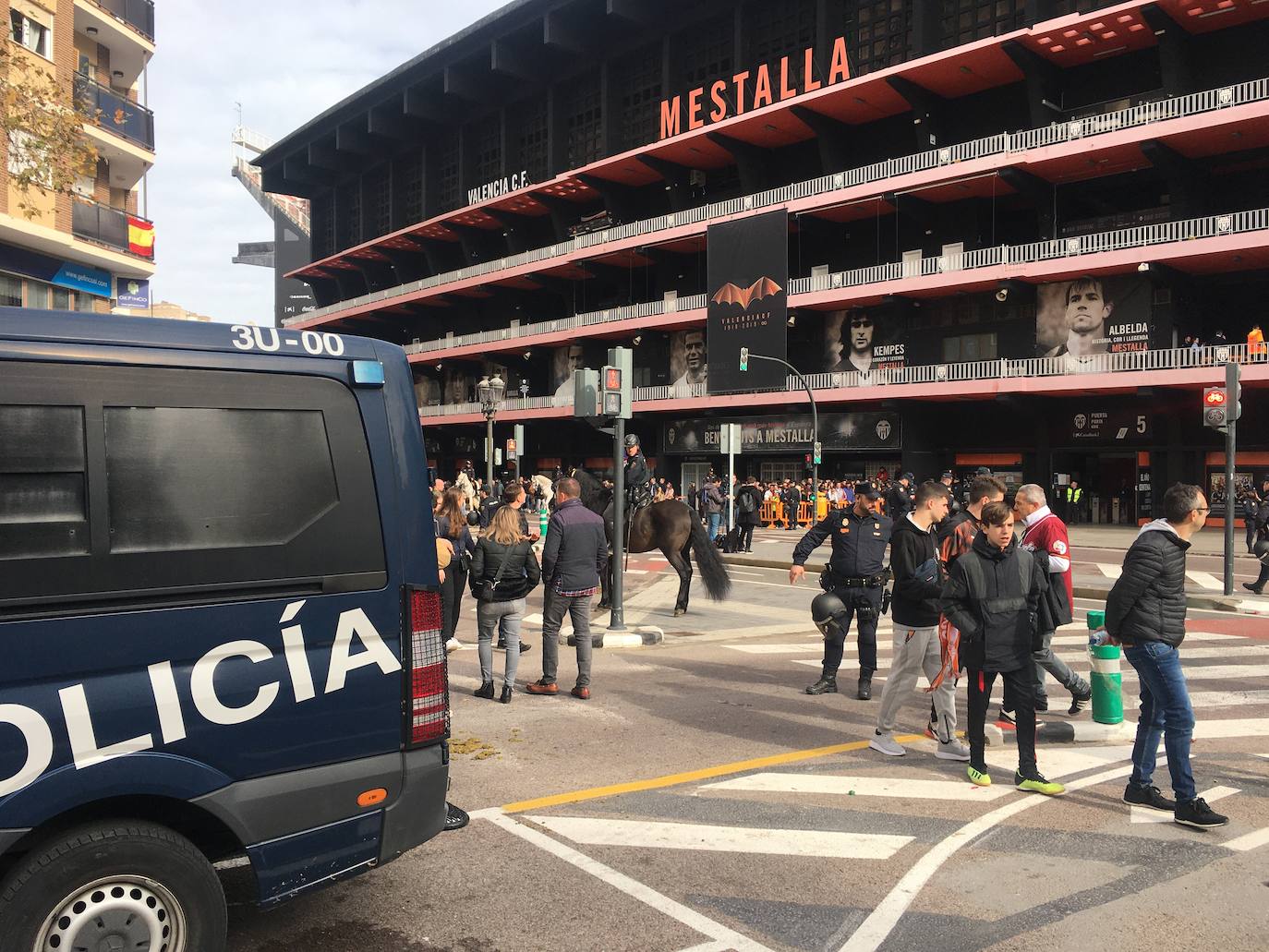 Tensión y fiesta en el Valencia-Barcelona