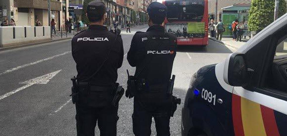 Abandona a su hija recién nacida en un portal tras ocultar su embarazo y dar a luz a solas en el baño