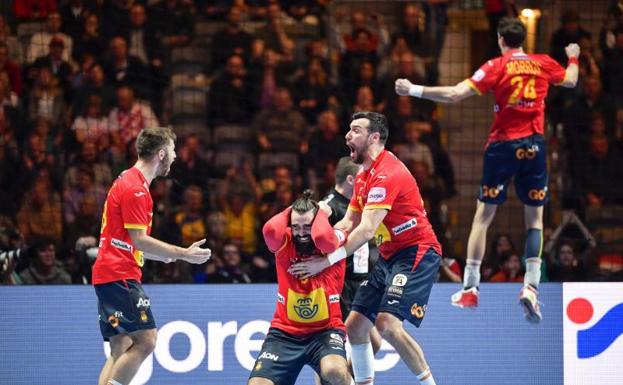 El Rey y Pedro Sánchez felicitan a la selección de balonmano por su victoria