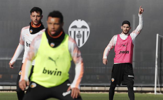 Guedes regresa al grupo