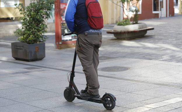 Denunciado tras una persecución en Vigo con un patinete eléctrico preparado para correr a 99 km/h