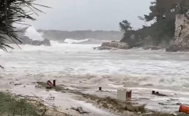 Una ola gigante se traga la Cala Llombards en Mallorca