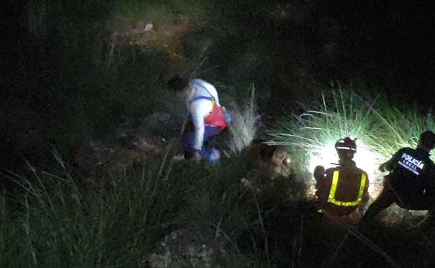 Los bomberos rescatan a un perro que había caído desde una altura de 10 metros en Ribarroja