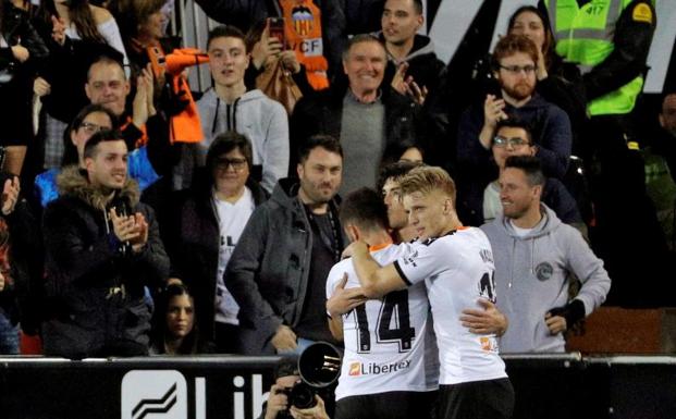 Carlos Soler mete al Valencia en zona Champions