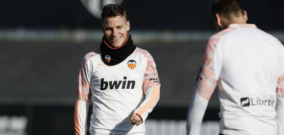 Trabajo específico para Gameiro y Gayà a la espera de un sustituto para Garay
