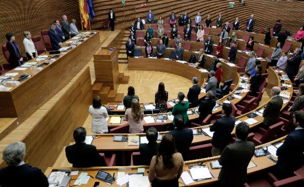 Les Corts paga 30.000 euros al mes en dietas ya recogidas en la nómina de los diputados