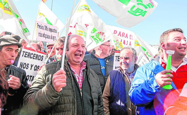 El Gobierno abre una guerra con los supermercados para frenar la crisis agraria