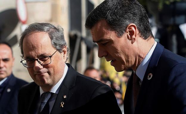Torra recibe a Sánchez bajo la pancarta de los 'presos políticos', con un lazo amarillo en la solapa y con honores de jefe de Estado extranjero