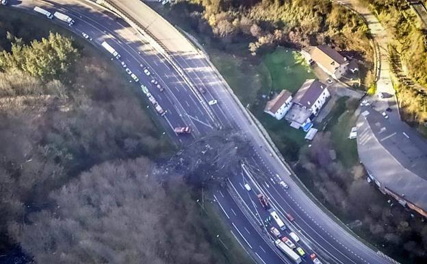 Se busca a dos personas en el desprendimiento de tierra «de grandes dimensiones» que corta la AP-8 en Vizcaya