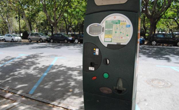 Los coches 'cero emisiones' ya pueden aparcar gratis en la zona azul de Valencia