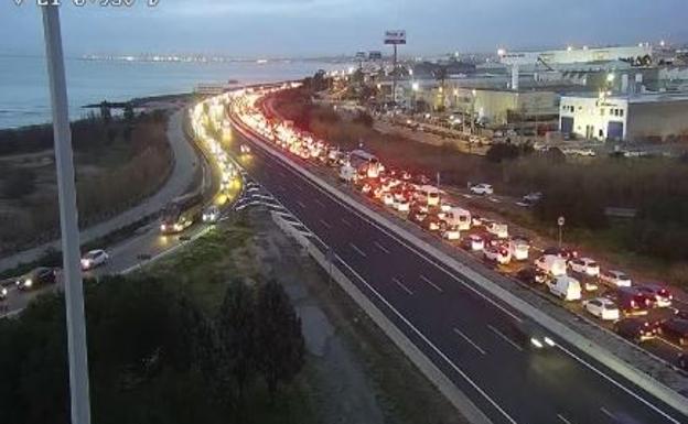 Dos accidentes y las obras de la V-21 atascan la circulación en las carreteras valencianas