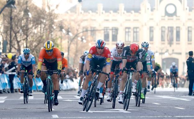 Jakobsen se venga de Groenewegen en la última etapa de la Volta