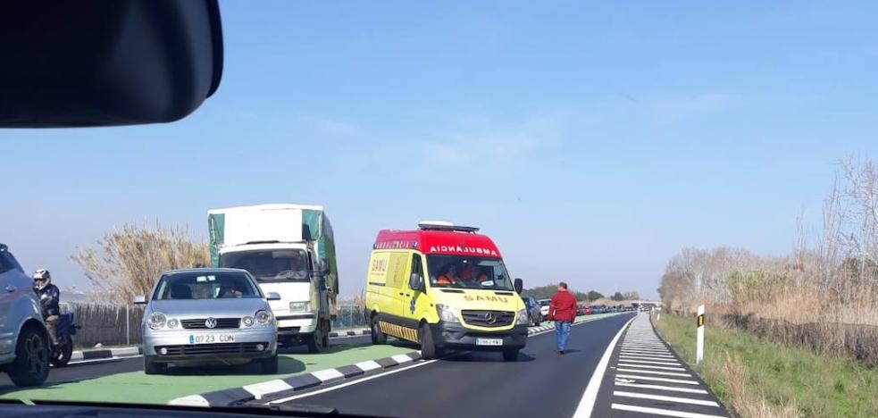 Una ambulancia circula en dirección contraria por un atasco en la autovía de El Saler
