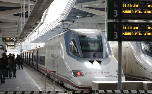 La invasión de un coche en la vía del AVE provoca retrasos en cuatro trenes