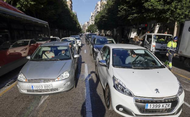 Conductores de la EMT critican el mal estado del asfalto en la calle Colón