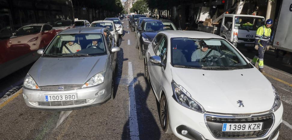 Conductores de la EMT critican el mal estado del asfalto en la calle Colón