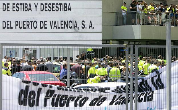 El Puerto paraliza las prácticas de un curso para nuevos estibadores por las presiones del colectivo