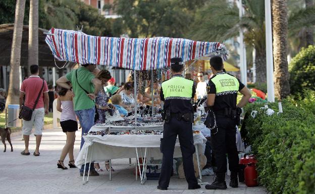 La Policía Local de Cullera salva a un hombre tras hacerle un masaje cardíaco