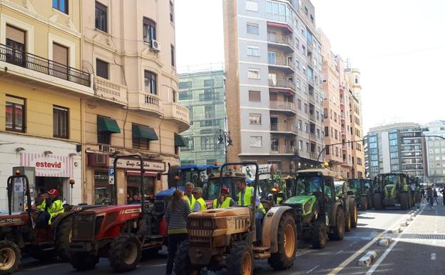 Los agricultores colapsan Valencia para exigir precios justos y un trato digno