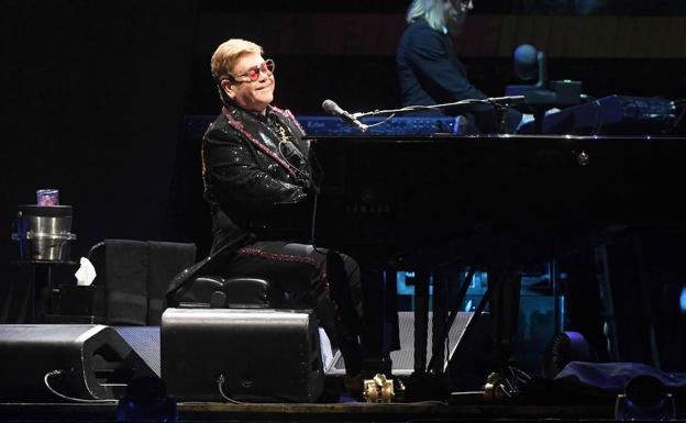 Elton John rompe a llorar tras quedarse sin voz durante un concierto