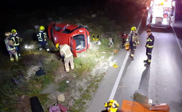 Rescatado un matrimonio de 70 años atrapado tras volcar su vehículo en un accidente