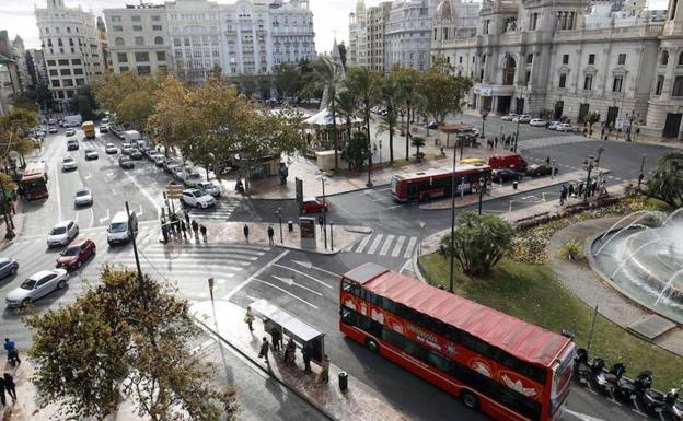 Los aparcamientos de motos y coches desaparecerán de la plaza del Ayuntamiento tras su peatonalización