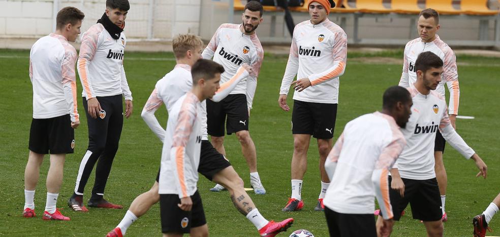 El Valencia CF, de blanco, naranja y sin publicidad