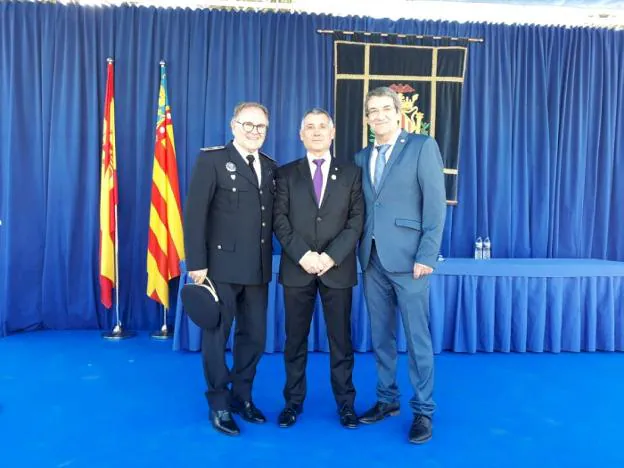 Collado, a la izquierda, cuando recibió la medalla-cruz al Mérito Profesional con distintivo azul por colaborar con la Policía Local de Valencia. lp/