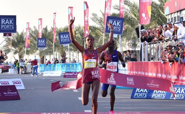 La etíope Ababel Yeshaneh mejora el récord del mundo de medio maratón