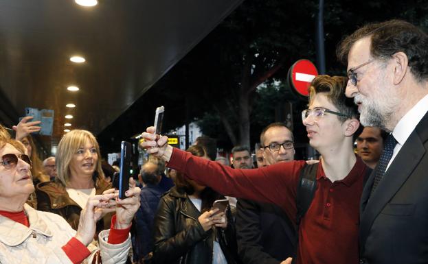 Rajoy desata la locura en su firma de libros en Valencia