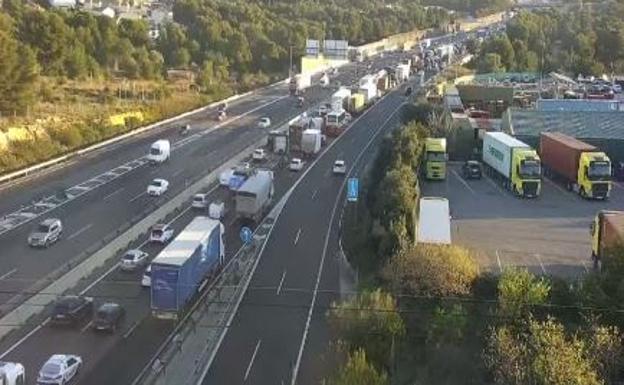 Más de 20 kilómetros de atasco en las principales carreteras valencianas