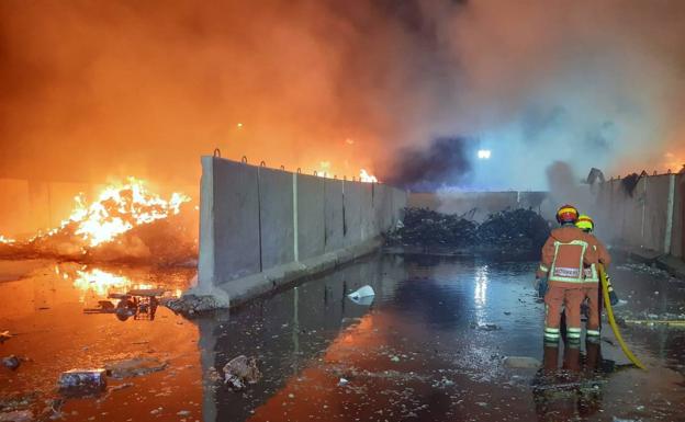 Controlado el incendio en una planta de reciclaje de Lliria