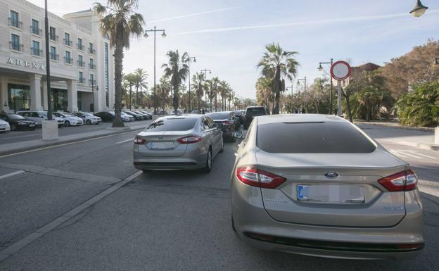 Coches oficiales 'pillados' en doble fila en Valencia