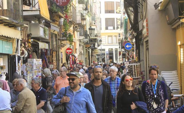 El 64% de valencianos se siente tan español como valenciano