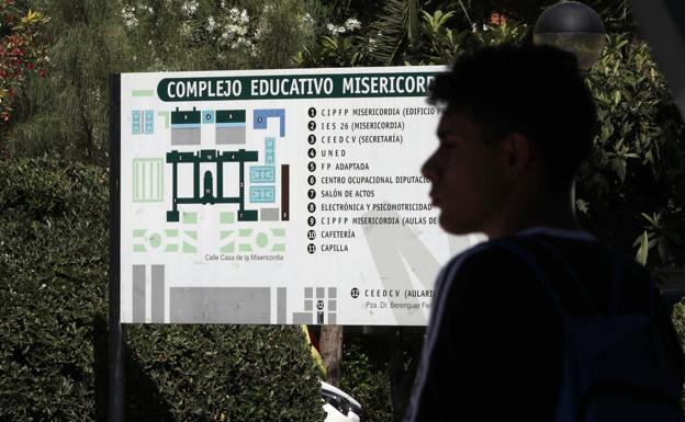 Educación pide que las familias con alumnos que falten a clase pierdan ayudas económicas