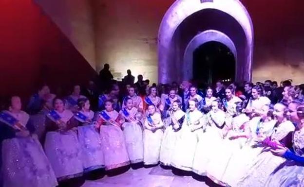 Las falleras mayores de Valencia y sus cortes celebran la Crida