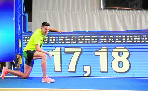 Torrijos vuela en triple y fija un nuevo récord de España