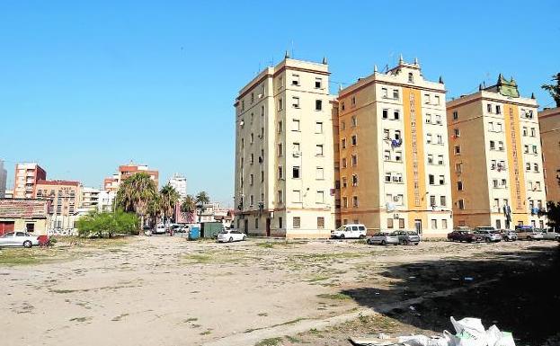 Trifulca en el Cabanyal cuando la Policía intentaba retirar una lavadora en marcha en plena calle